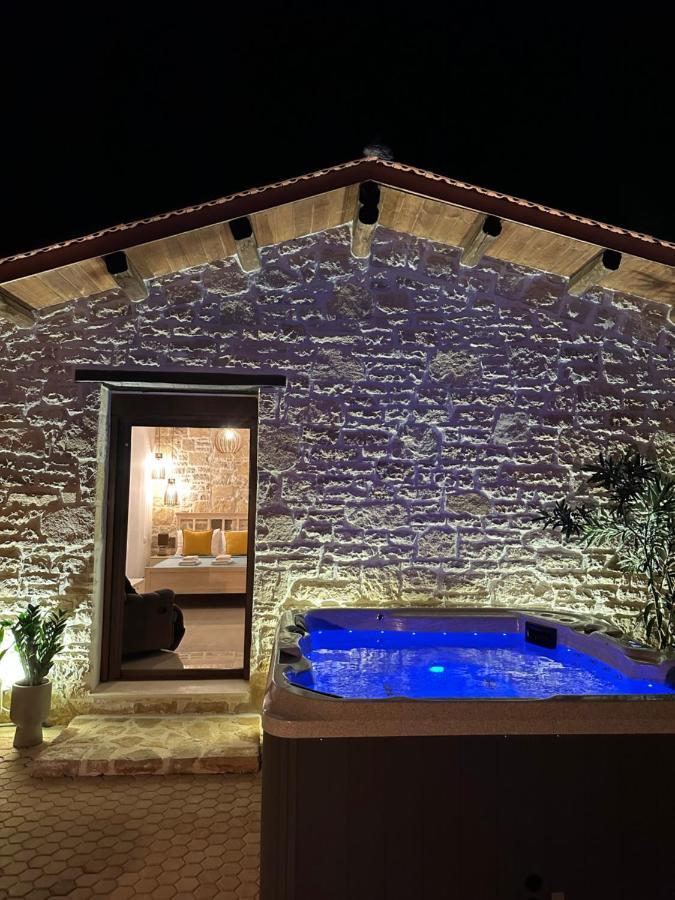 קוקינוס פירגוס Villa Aspasia With Private Jacuzzi - Oasis Resort מראה חיצוני תמונה